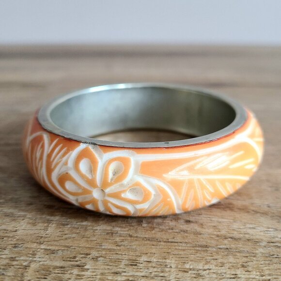 Carved floral chunky bracelet/bangle with metal base. - Picture 1 of 6